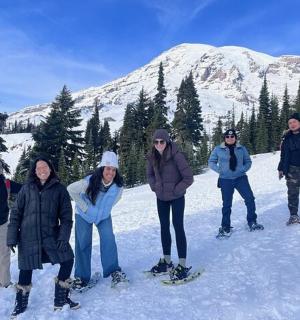 skupina lidí pózujících pro fotografii ve sněhu