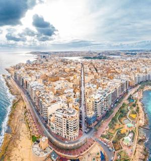 letecký pohled na město u oceánu