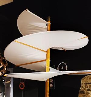 桌子上放着一把白色椅子