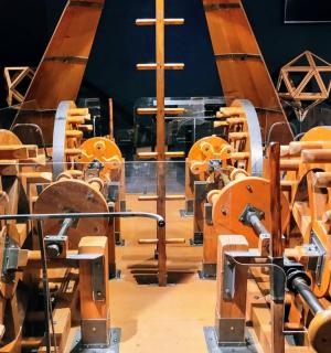 房间里的一排木工机器