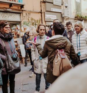 一群人在街上行走