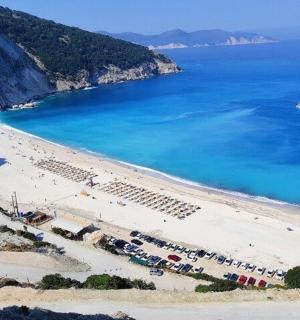 Поглед из ваздуха на плажу са групом аутомобила