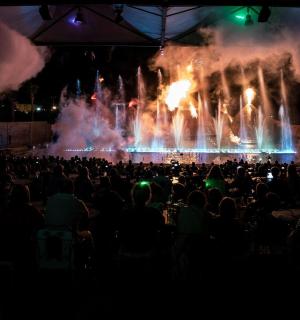 一群人在火焰中观看音乐会