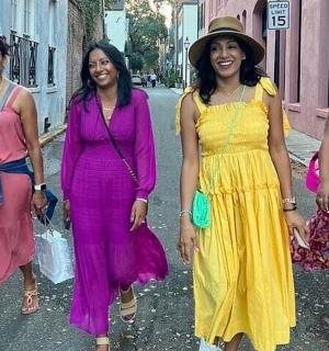 skupina žen jdoucích po ulici