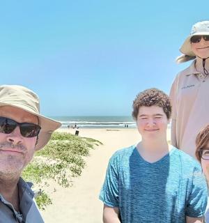 skupina lidí stojících na pláži