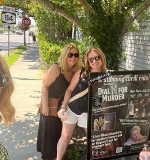 一群妇女站在标志牌旁边