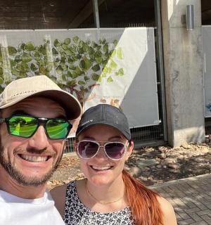 muž a žena pózují pro fotografii