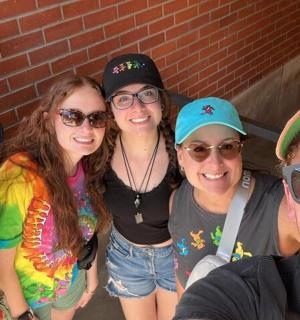 skupina lidí pózujících pro fotografii