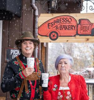一名男子和一名女子站在雪地里