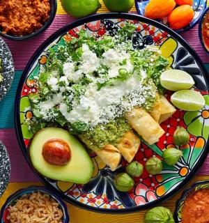 桌子上放着一盘食物