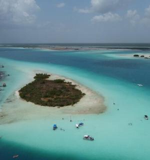 una pequeña isla en medio del océano