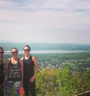 一群人站在山顶上