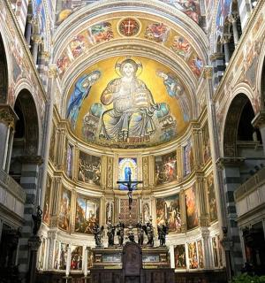 velký kostel s obrazem na stropě