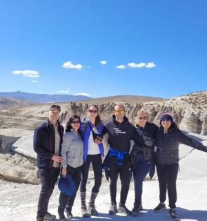 一群人在山上摆姿势拍照