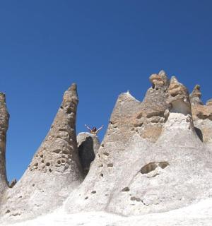 一座以蓝天为背景的石头城堡