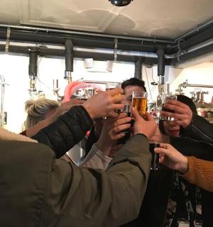 一群人举着啤酒杯