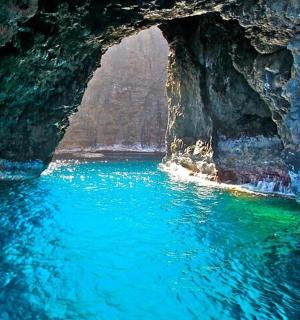 jeskyně s vodní hladinou před ní