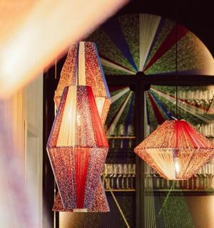 墙上挂着两盏彩灯