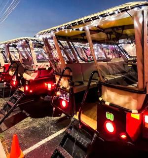 řada golfových vozíků zaparkovaných na parkovišti