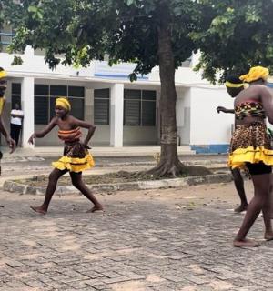 skupina žen tančících na ulici
