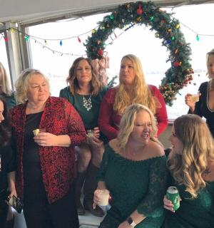 一群女人在聚会上合影