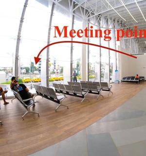 建筑物内人们坐在椅子上的聚会点