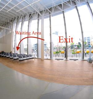 坐在建筑物等候区的椅子上的人