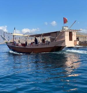 水中载有乘客的船