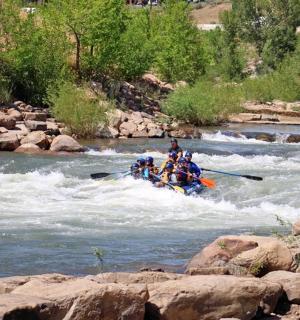 skupina lidí na voru v řece