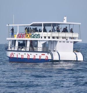 loď plná lidí na vodě