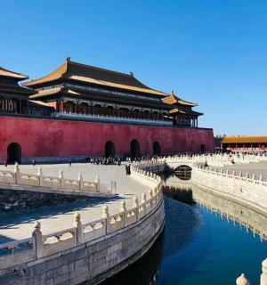 一座前面有河的大楼