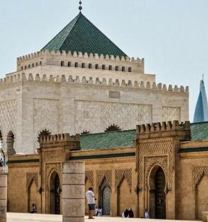 一座有绿色屋顶的大型建筑