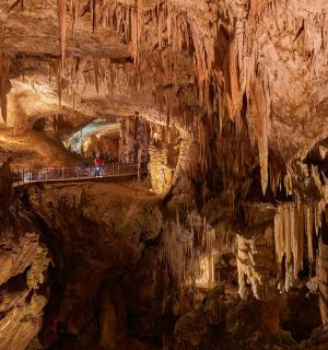 jeskyně s lidmi stojícími na mostě v ní