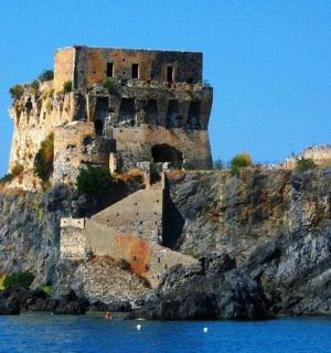 hrad na útesu ve vodě