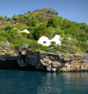 小岛附近水中的一艘小船