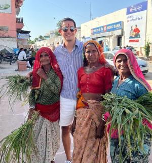 一名男子和三名女子站在街上