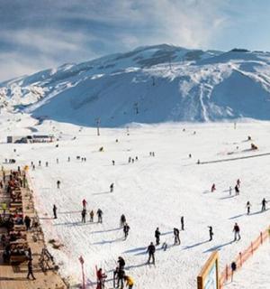 一群人在山上的滑雪坡上