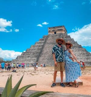 站在金字塔前的男人和女人