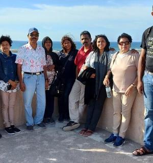 一群人在墙上摆姿势拍照