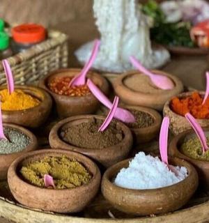 一堆盛满不同种类香料的碗