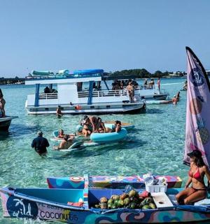 skupina lidí na lodích ve vodě