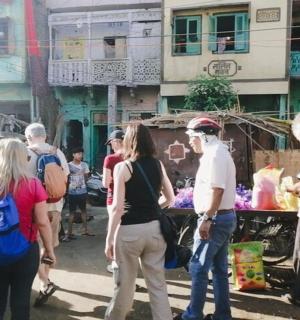 一群人站在街市周围