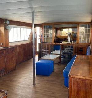 船上有带木柜和桌子的厨房