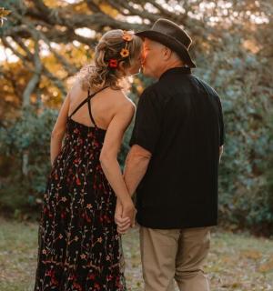 一名男子和一名女子站在田野里