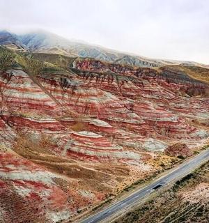 一座有道路的山的鸟瞰图