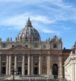 velká budova s kupolí na vrcholu