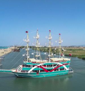 Velká loď kotví u pláže