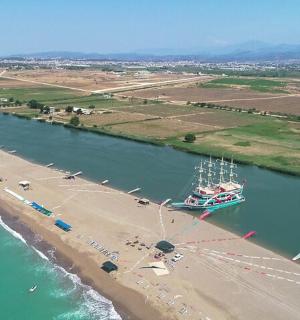 loď ve vodě vedle pláže