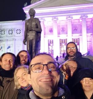 un grup de persones dempeus davant d'una estàtua