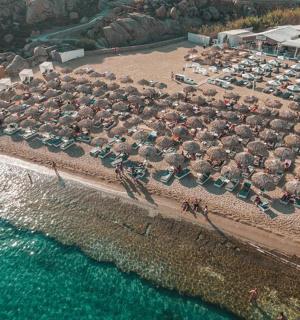 带有椅子和遮阳伞的海滩鸟瞰图